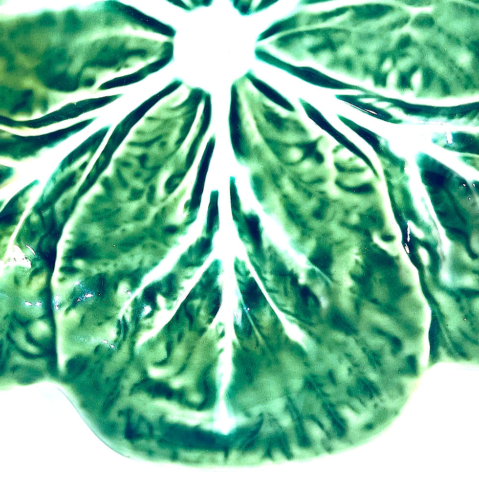 Thumbnail: 1990s Bordallo Pinheiro Green Cabbage Ware Dinner Plates - Set of 3 - Detail Edge