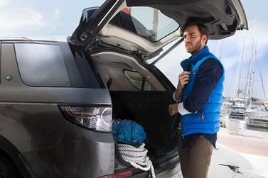 דוגמן בלבוש ספורטיבי מול ג'יפ לנדרובר, חלק מהפקת אופנת גברים למגזין דה מרקר, סטייליסטית לי וולף