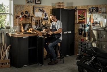 גבר בסטודיו/חדר עבודה, לובש סינר. חלק מקמפיין לכתר פלסטיק, סטיילינג שלי