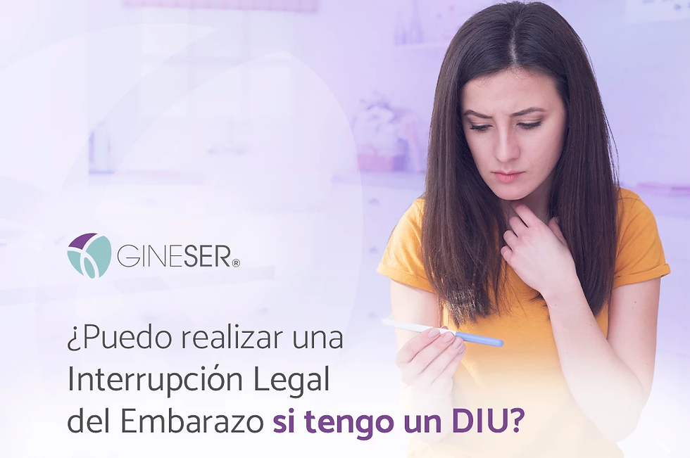Joven viendo una prueba de embarazo