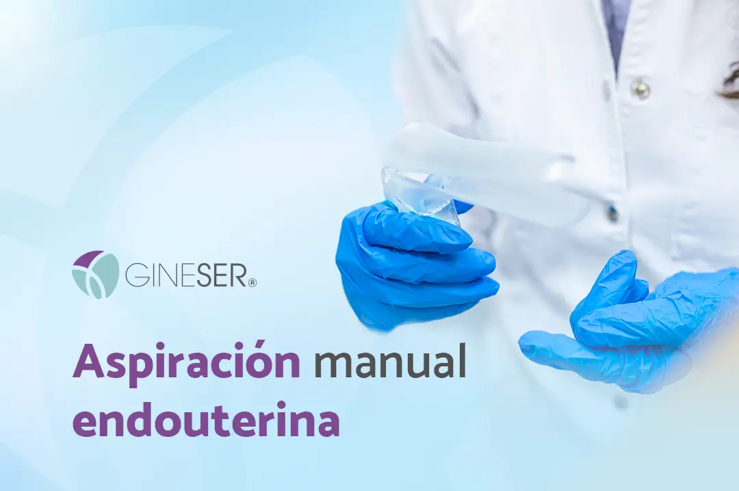 Manos de una doctora con guantes