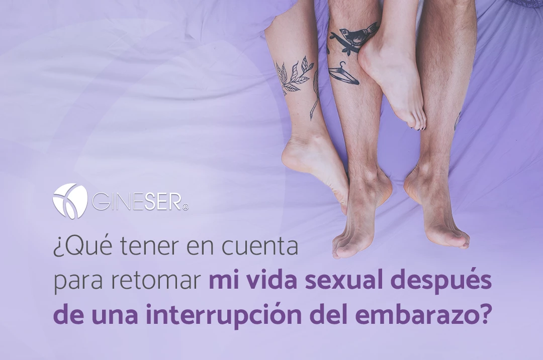 Imagen de dos personas entrelazadas con sus pies