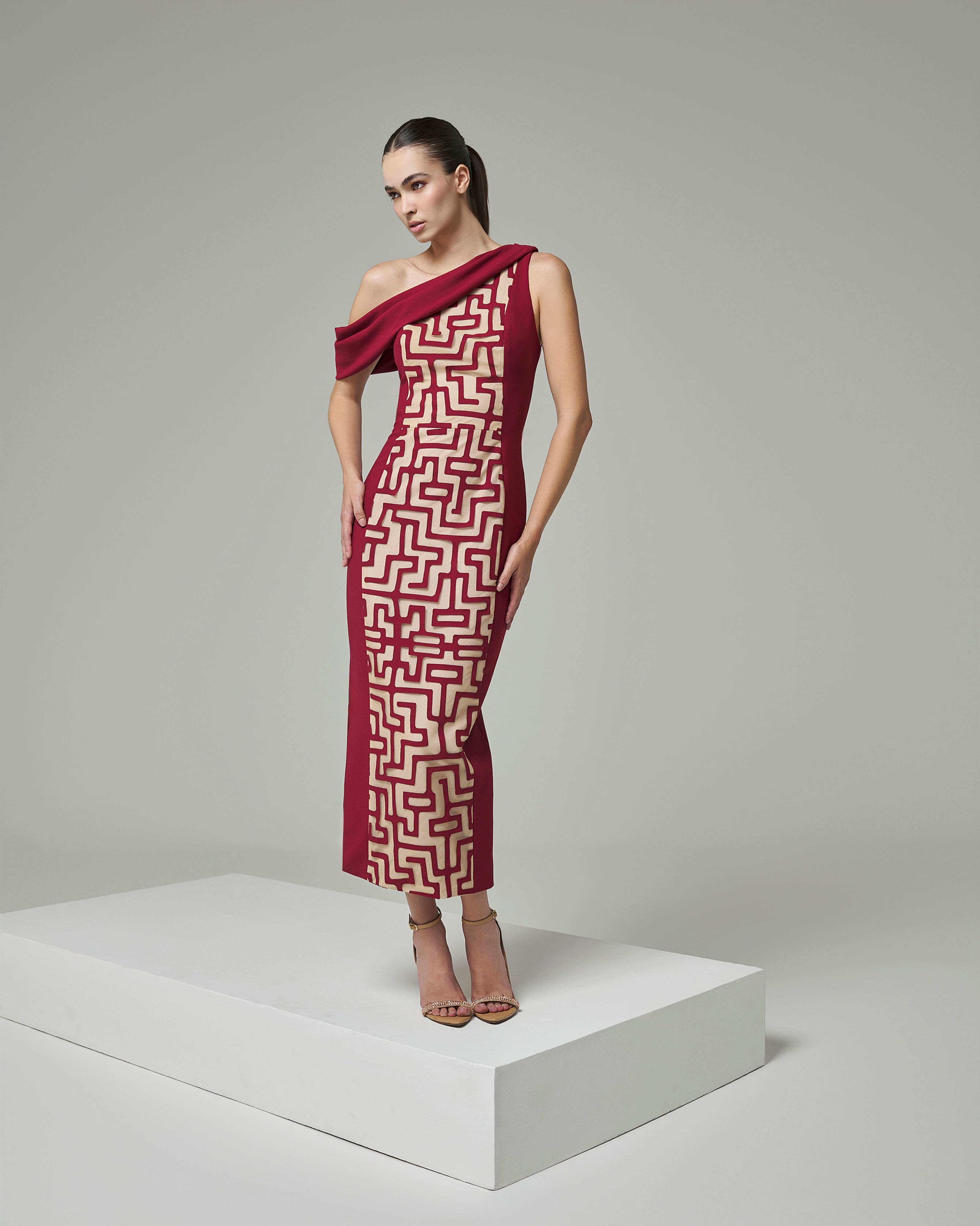 Vestido Marrô Midi Um Ombro Só Com Detalhes em Laser