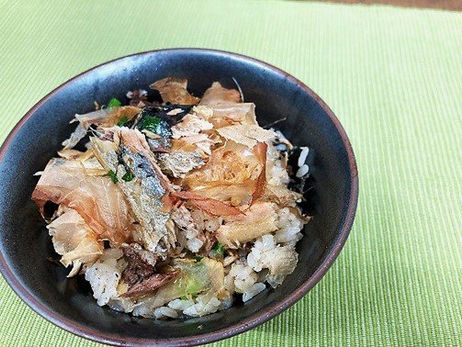 香ばしさ広がる 秋刀魚の炊き込みご飯