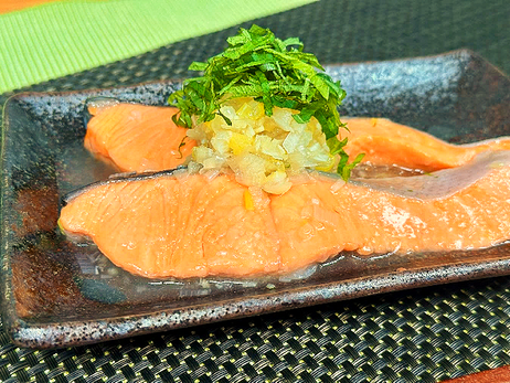 たっぷりの香味野菜と一緒に煮ることで、香りで食欲をそそるだけでなく、銀鮭の臭み消しにもなります。