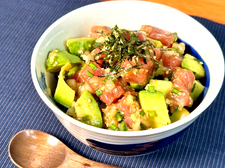 ニラや玉ねぎなどを入れて、スタミナ感のあるアヒポキ丼に仕上げました。
