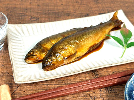 アユを緑茶で煮ることで、お茶に含まれるタンニンなどの成分が川魚特有のにおいを消し、魚の身を引き締め、濃いタレと合わさることで深みのある味に仕上がります。