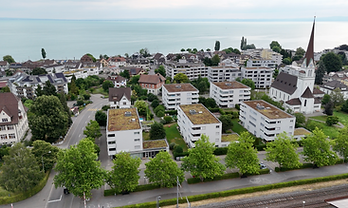 Die Wohnung überzeugt durch ihren soliden und funktionalen Ausbaustandard und den praktischen Grundriss. Die Zimmer verfügen über Echtholzparkett - Bäder, Küche und Eingangsbereich sind gefliest. Sie bietet ein angenehmes Wohnambiente und eignet sich ideal für Singles, Paare oder kleine Familien. Die Forster-Stahlküche ist einfach im Unterhalt und verfügt u.a. über einen Geschirrspüler.