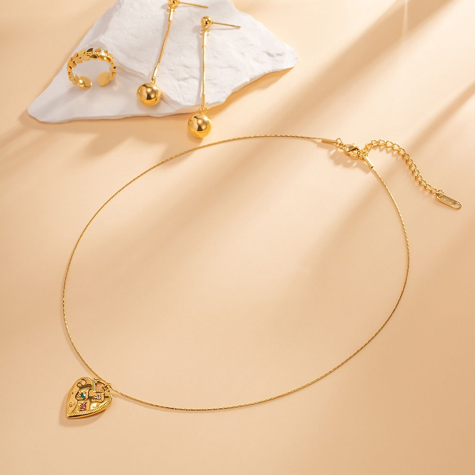 Thumbnail: 18K gold noble and elegant heart-shaped diamond pendant necklace