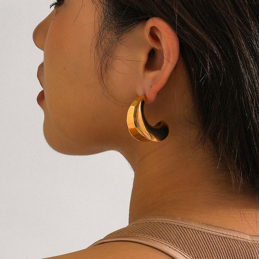 Thumbnail: 18k gold crescent-shaped design trendy and personalized earrings