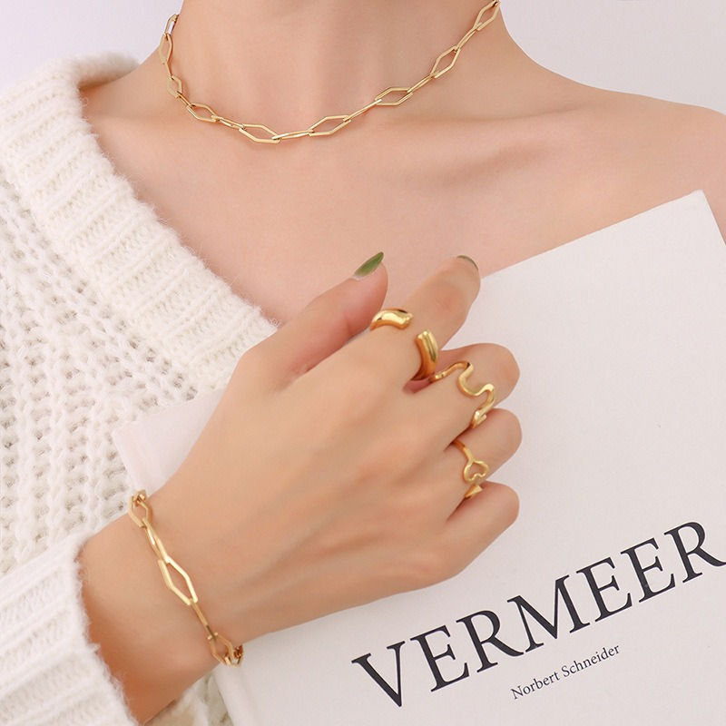Thumbnail: 18K Gold Geometric Design Luxury Bracelet Necklace Set