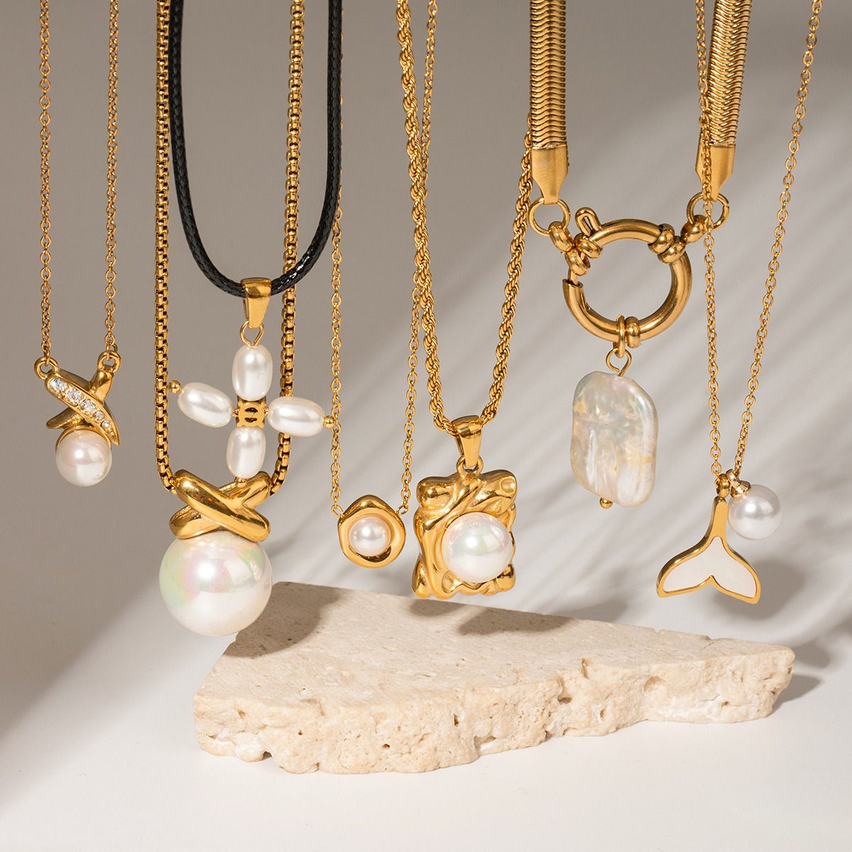 18K gold geometric inlaid pearl design high-end necklace