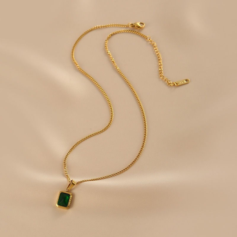 Thumbnail: 18K gold classic retro emerald design light luxury style necklace