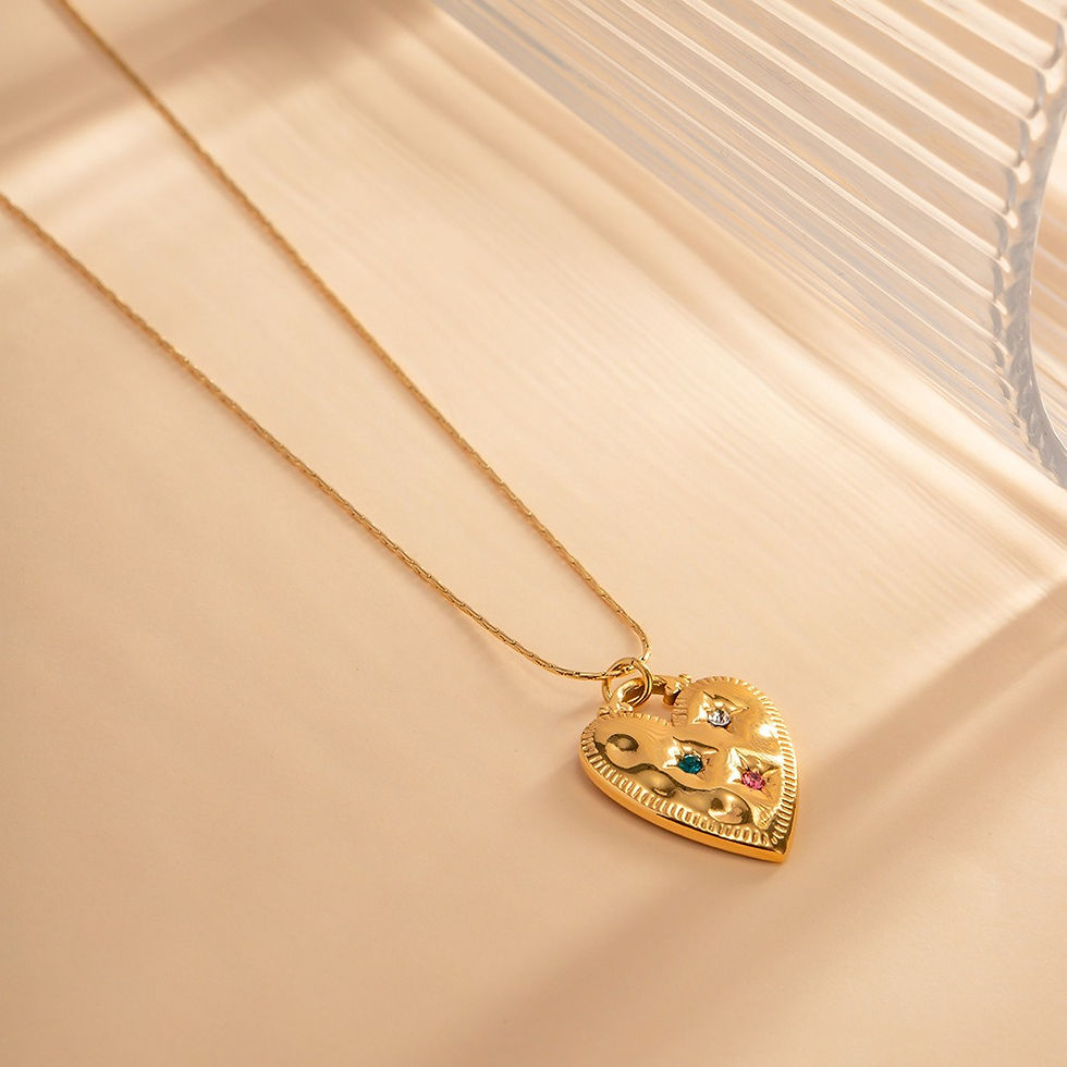 Thumbnail: 18K gold noble and elegant heart-shaped diamond pendant necklace