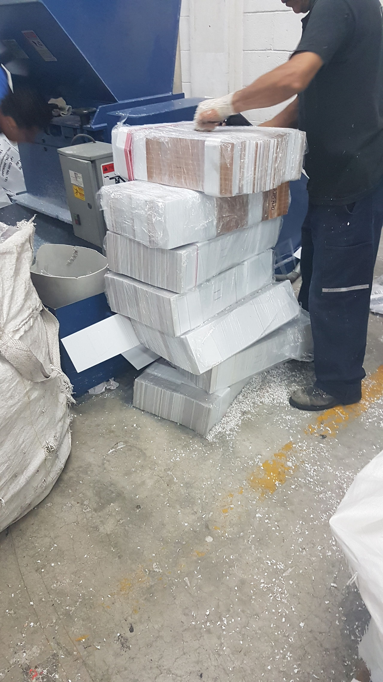 Destrucción_de_cenefa_Bimbo_-_COMPRA_DE_MATERIALES_PLASTICOS_CÁNCER_S.A._DE_C.V.__(109)