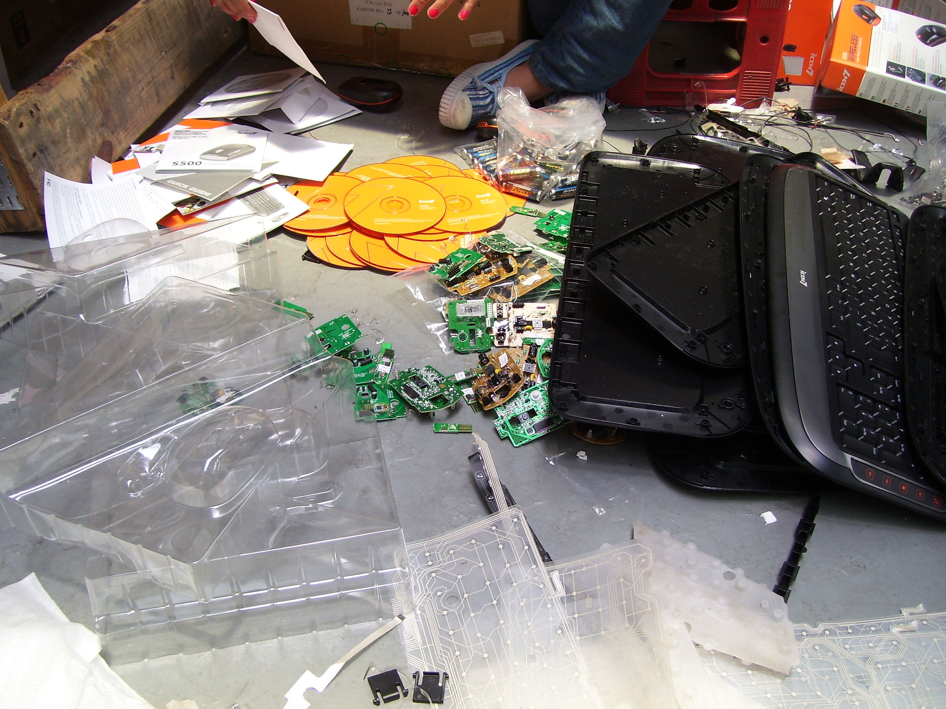 Destrucción_de_Teclados_y_Mouse_-_COMPLAS_CÁNCER_(104)