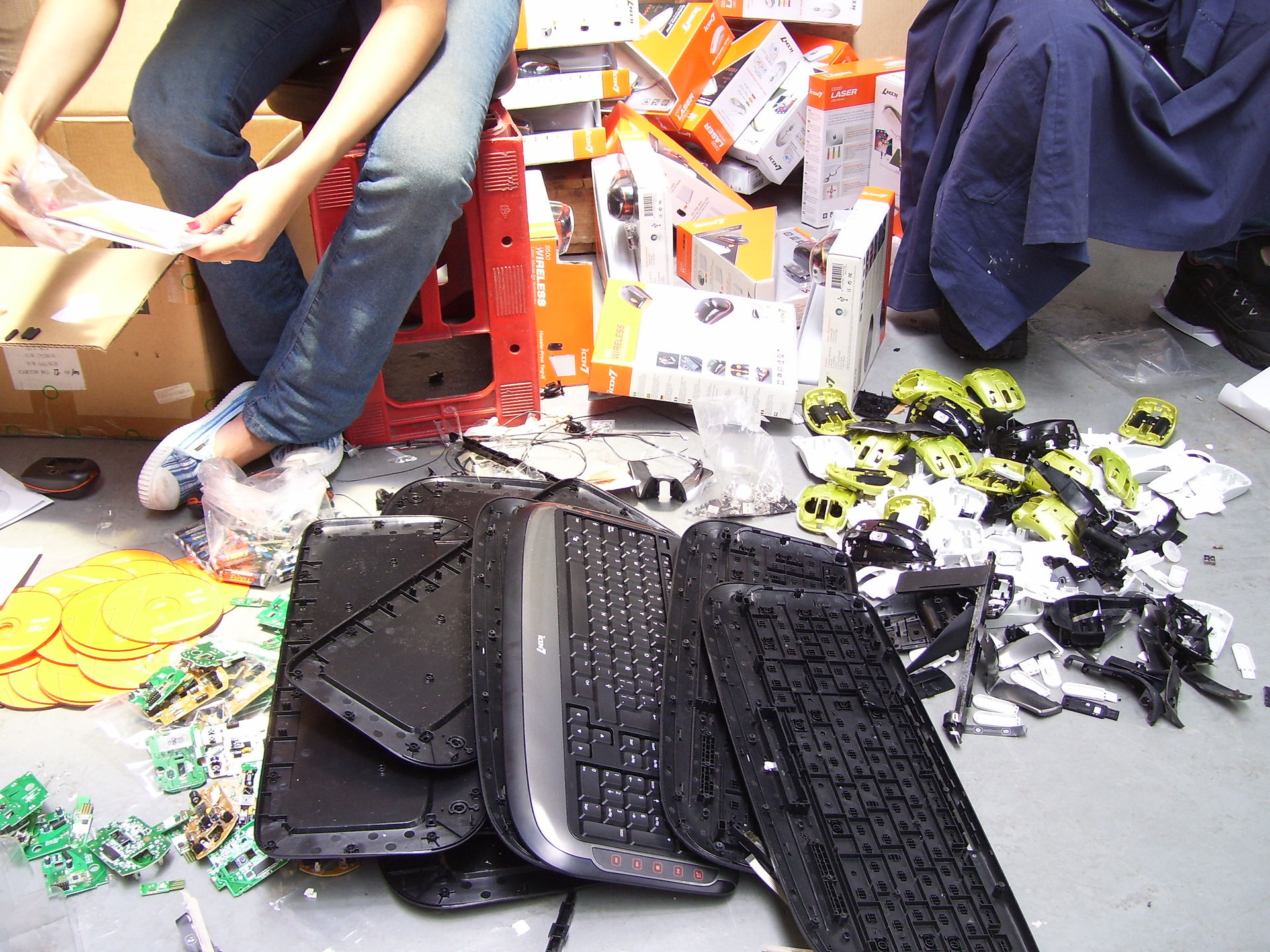 Destrucción_de_Teclados_y_Mouse_-_COMPLAS_CÁNCER_(103)