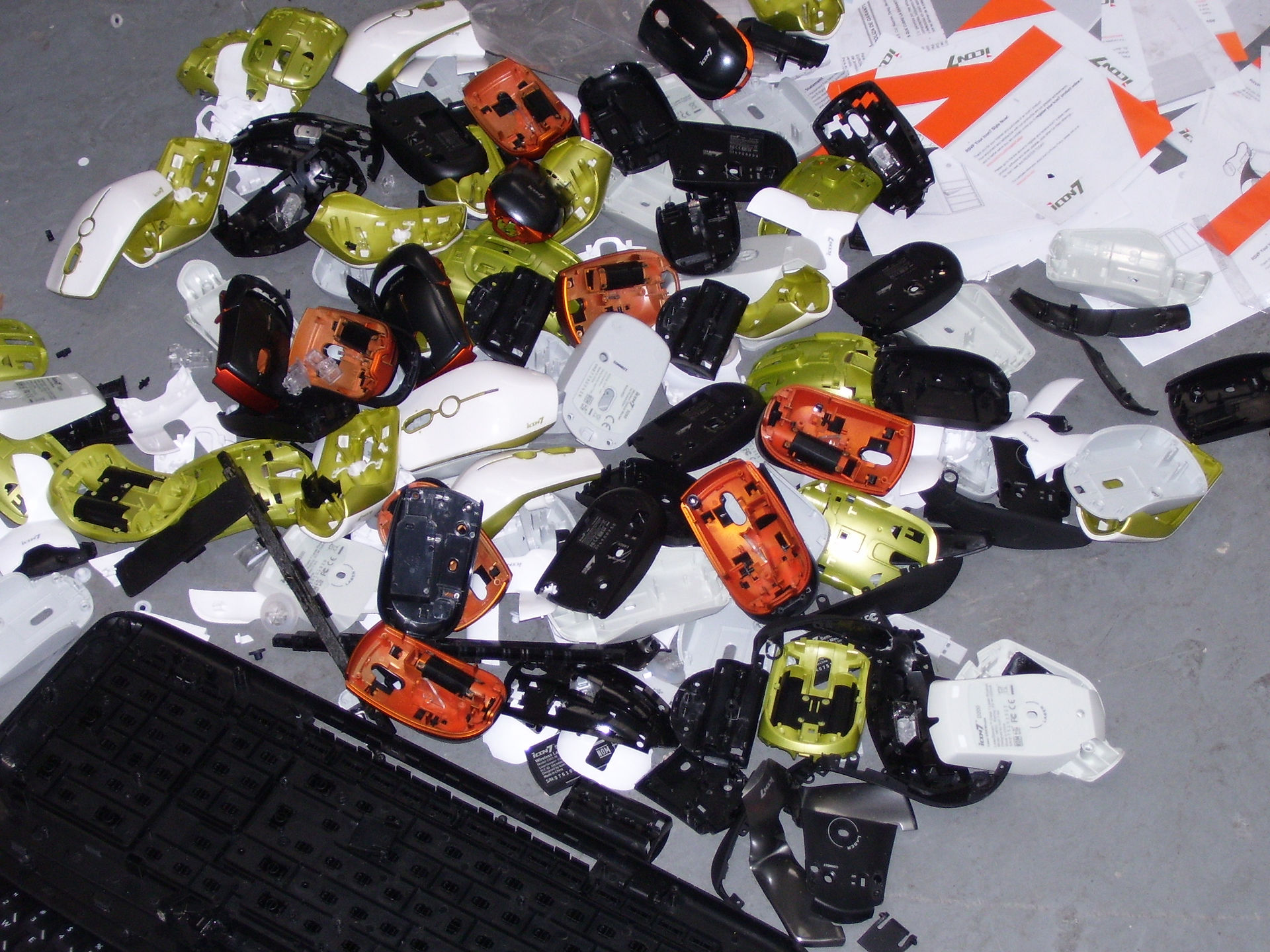 Destrucción_de_Teclados_y_Mouse_-_COMPLAS_CÁNCER_(119)