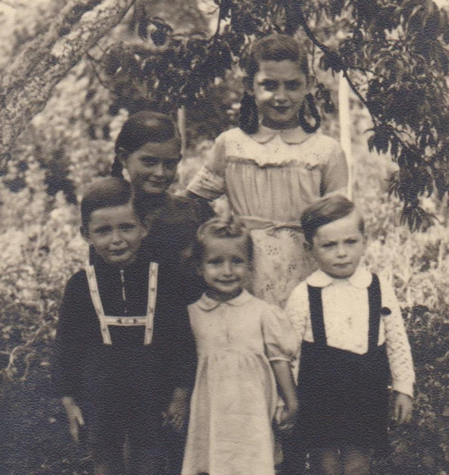 Gisela mit Kindergruppe_edited_edited.jpg