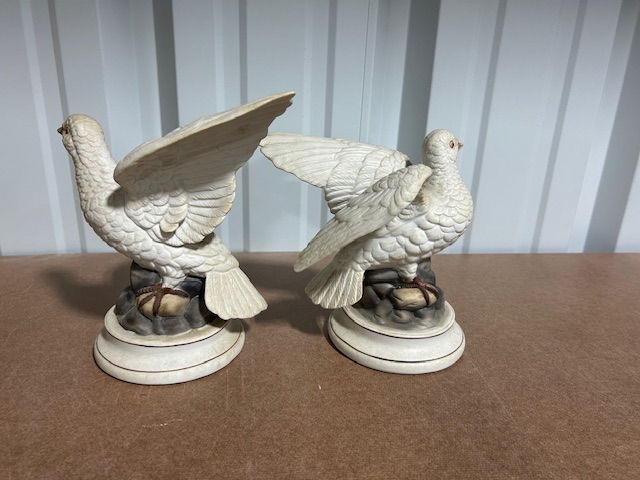 Thumbnail: Set of White Ceramic Doves