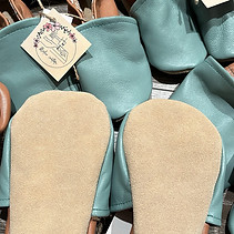 Chaussons en cuir de différentes tailles et coloris