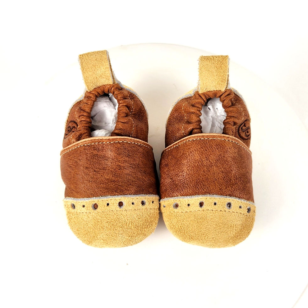 Thumbnail: Moosehide Baby Shoes in Cedarwood