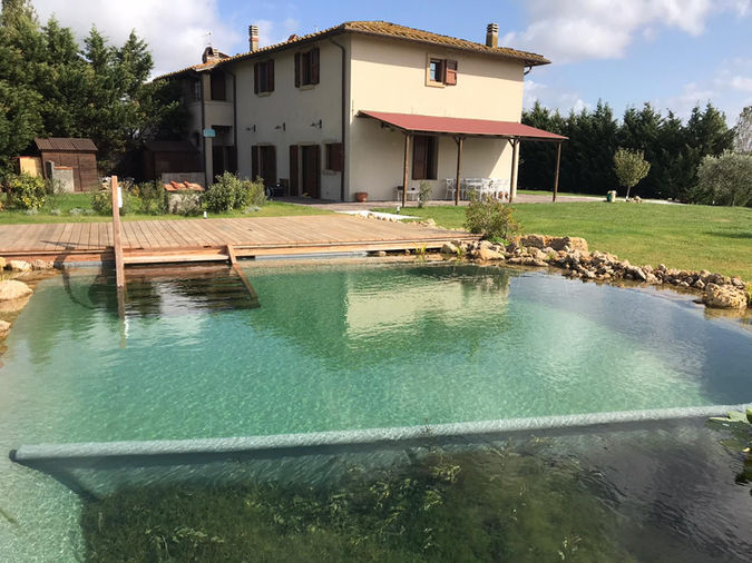 Schwimmteich, Pension, Agriturismo, Urlaub, Toskana, Natur, Wasser, Schwimmbad, Holzdeck, Bau, Firma, Schwimmteich, Garten, Gartenbaufirma, Wasserpflanzen, Pflanzenkläranlage