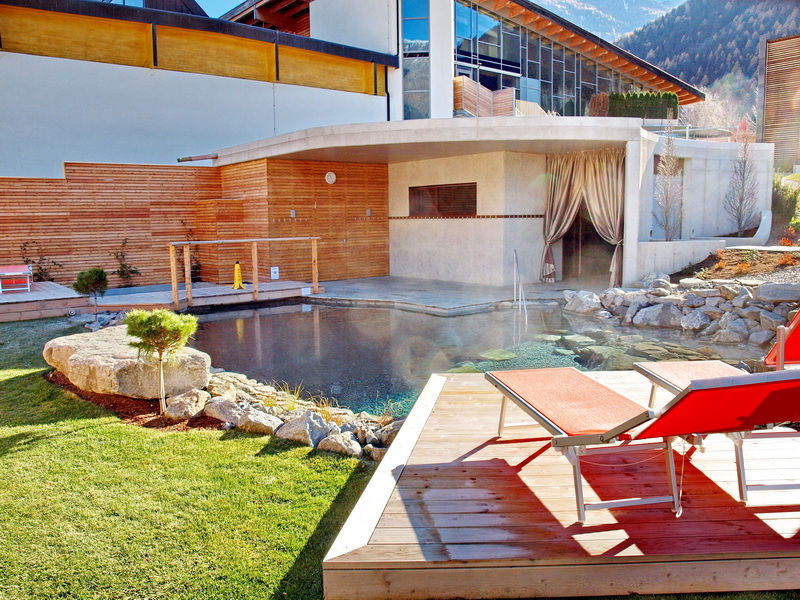 Blick von Liegewiese über Bio-Abkühlbecken zur Sauna