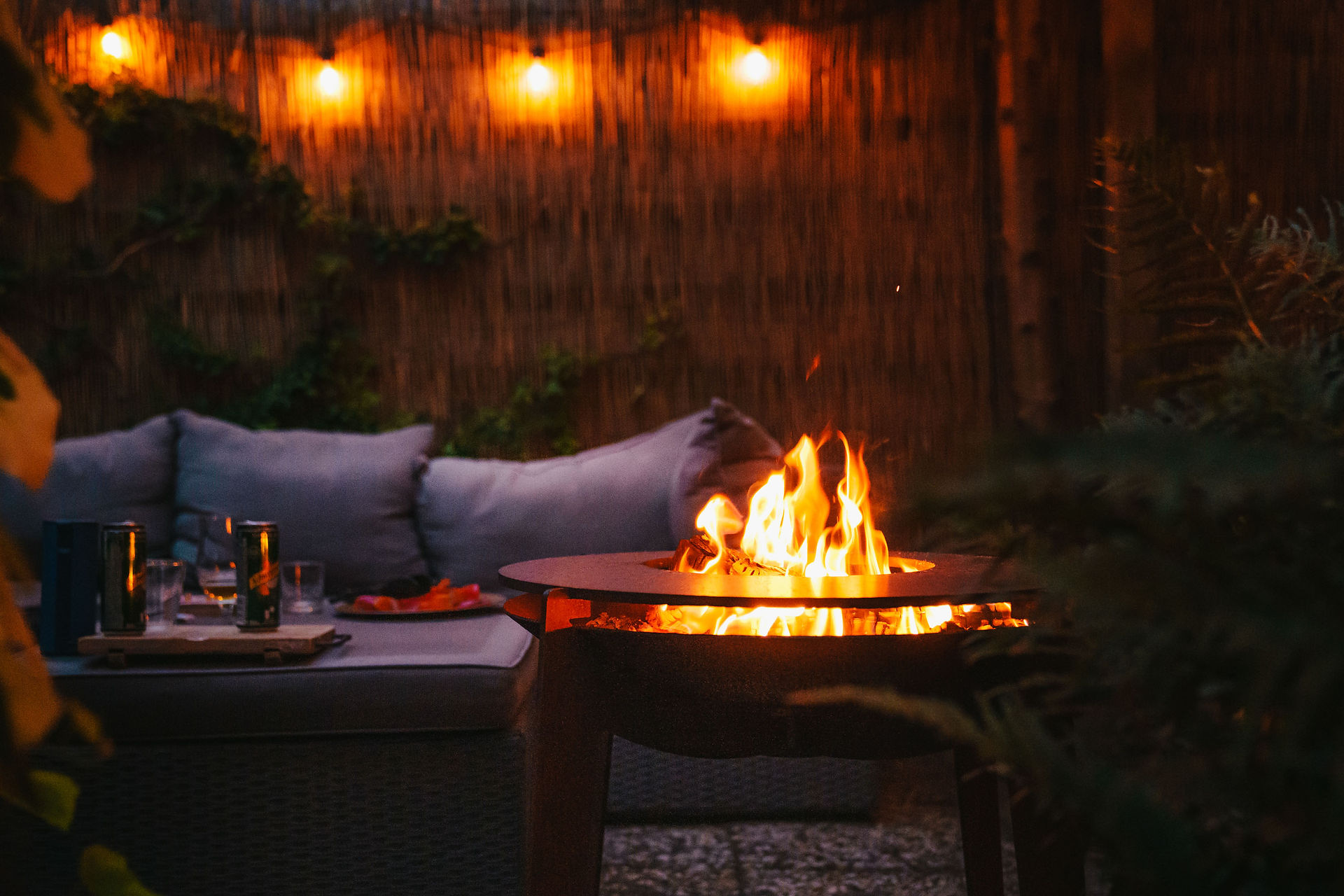 Abendstimmung am Feuer auf der Terrasse
