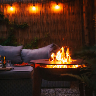 Abendstimmung am Feuer auf der Terrasse