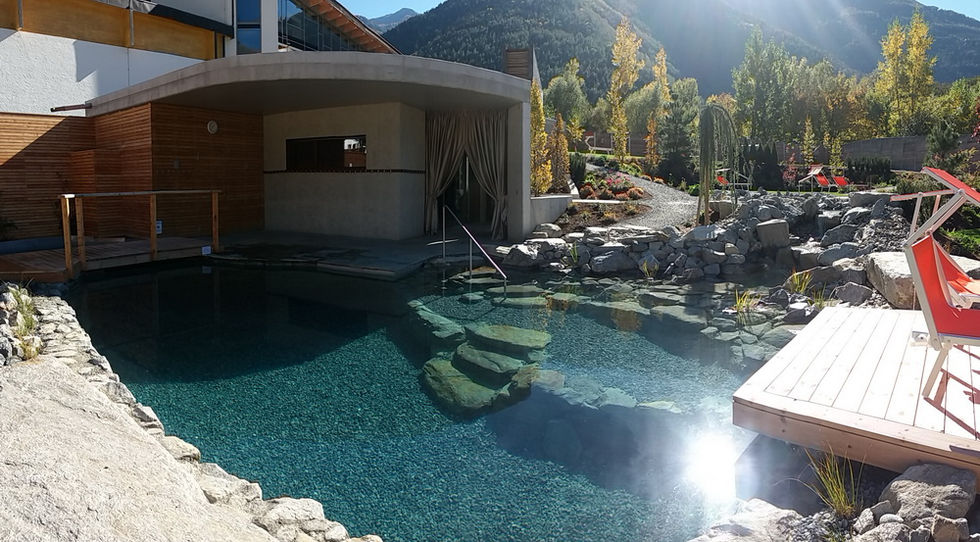 Sauna Tauchbecken mit Einstieg aus Naturstein-Blockstufen