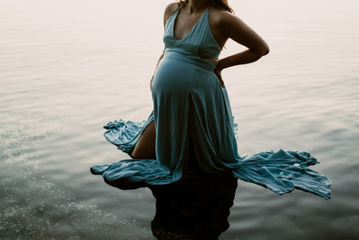 Sunset maternity session on lake