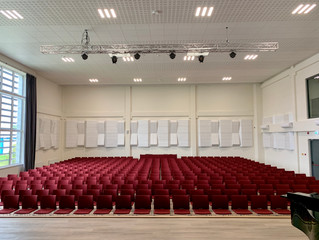 Akustinis sprendimas moderniai naujos mokyklos aktų salei