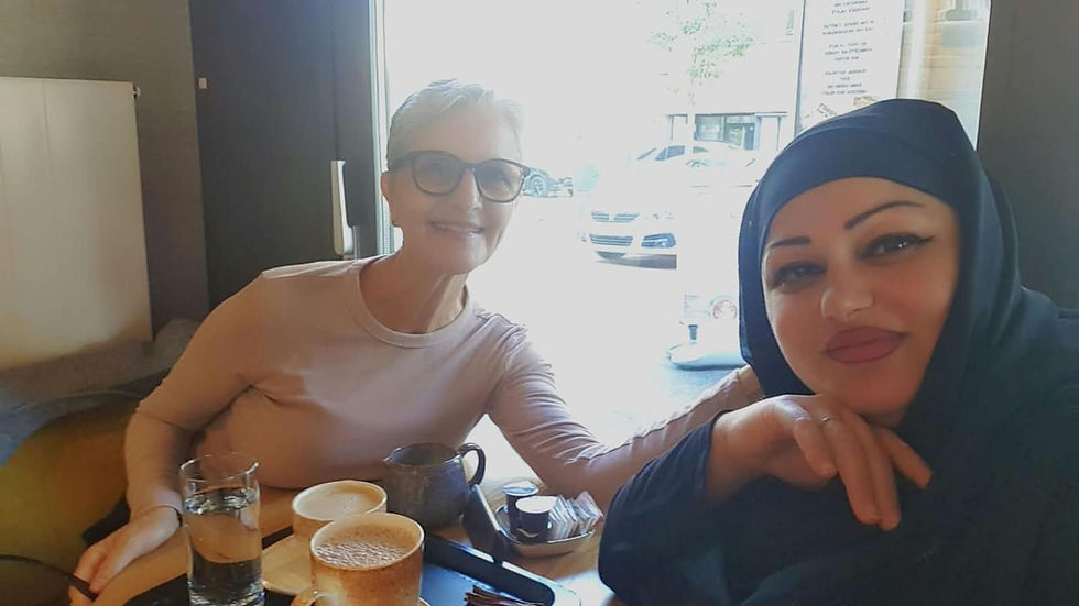 Danièle und ihre Tandempartnerin Nagham beim Kaffeetrinken