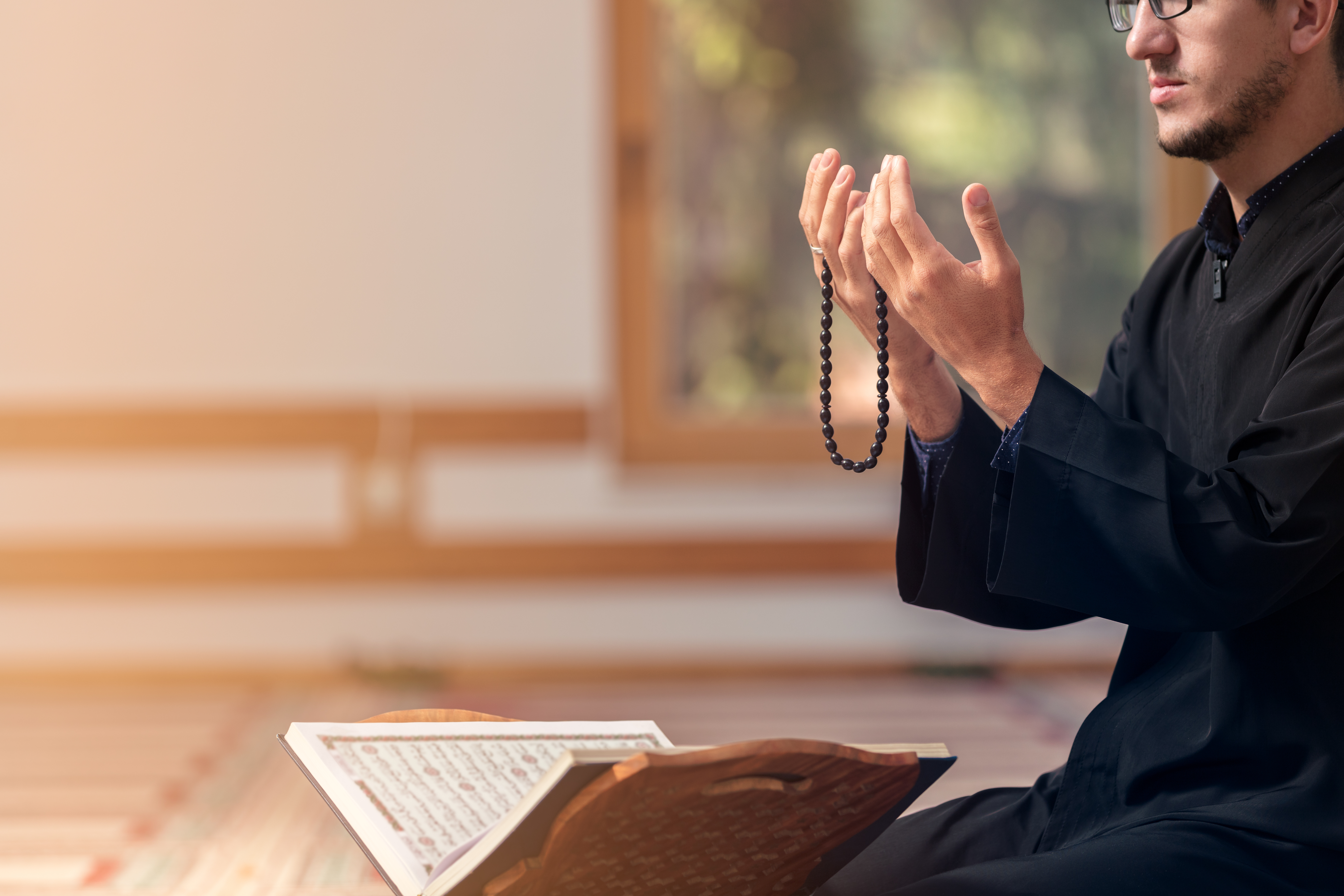 Kapalı Alanda Dua Eden Adam