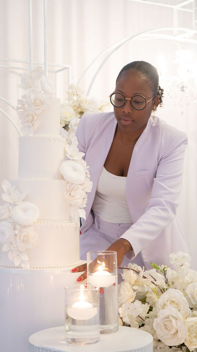 L'équipe de Mille et Une Évènements mets en place le décor d'un mariage