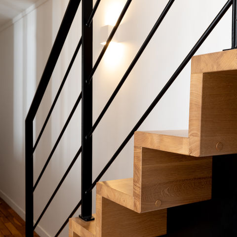 Détail d'un escalier moderne en bois et métal