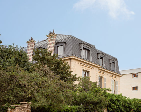 Architecte patrimoine Versailles secteur sauvegardé : rénovation complète maison 1880 rue Mansart, ravalement façade enduit chaux ocre, couverture mansard ardoise zinc, menuiseries bois, persiennes restaurées, isolation thermique - Cabinet Antoine de Gironde 10 rue Fontenay Versailles collaboration ABF