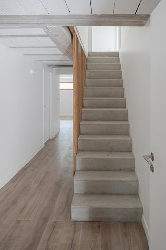 Cabinet architecte Versailles escalier accès sous-sol Bougival Yvelines : escalier contemporain garde-corps bois, lumière naturelle, murs blanc - Antoine de Gironde 10 rue Fontenay Versailles 500m Château architecte intérieur aménagement extension sous-sol