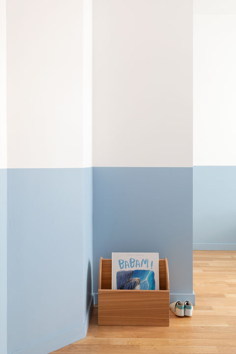 Détail d'une peinture murale deux tons en blanc et bleu