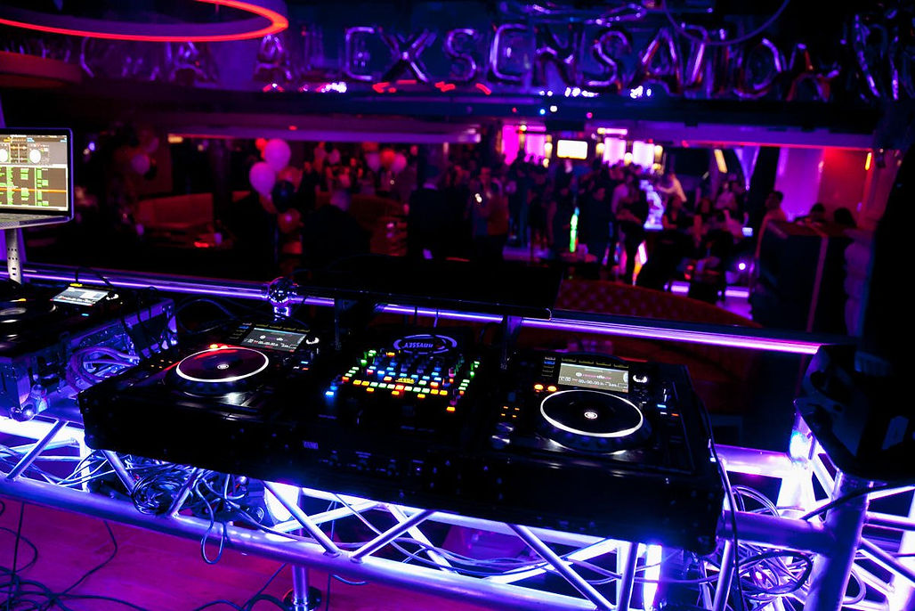 DJ MIX-oppsett foran dansegulv