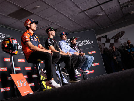 Libery Media gebrak konferensi pers MotoGP Belanda 2025 menampilkan pembalap yang tidak biasanya
