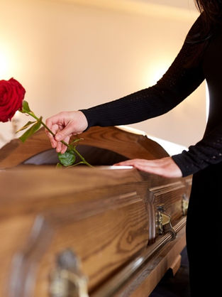Serviço funerário para cremação ou sepultamento, há diferenças?