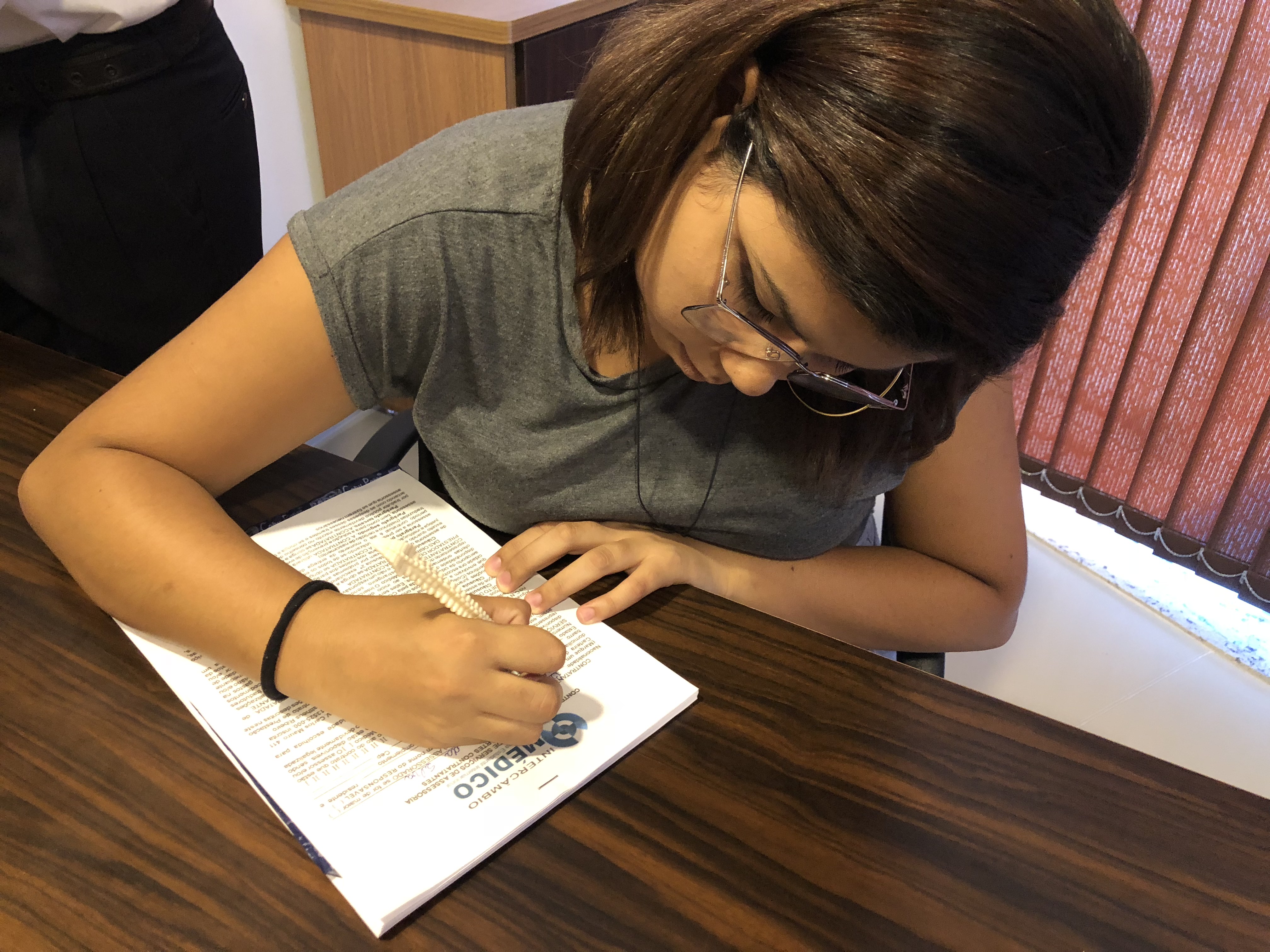 Assinando o contrato.