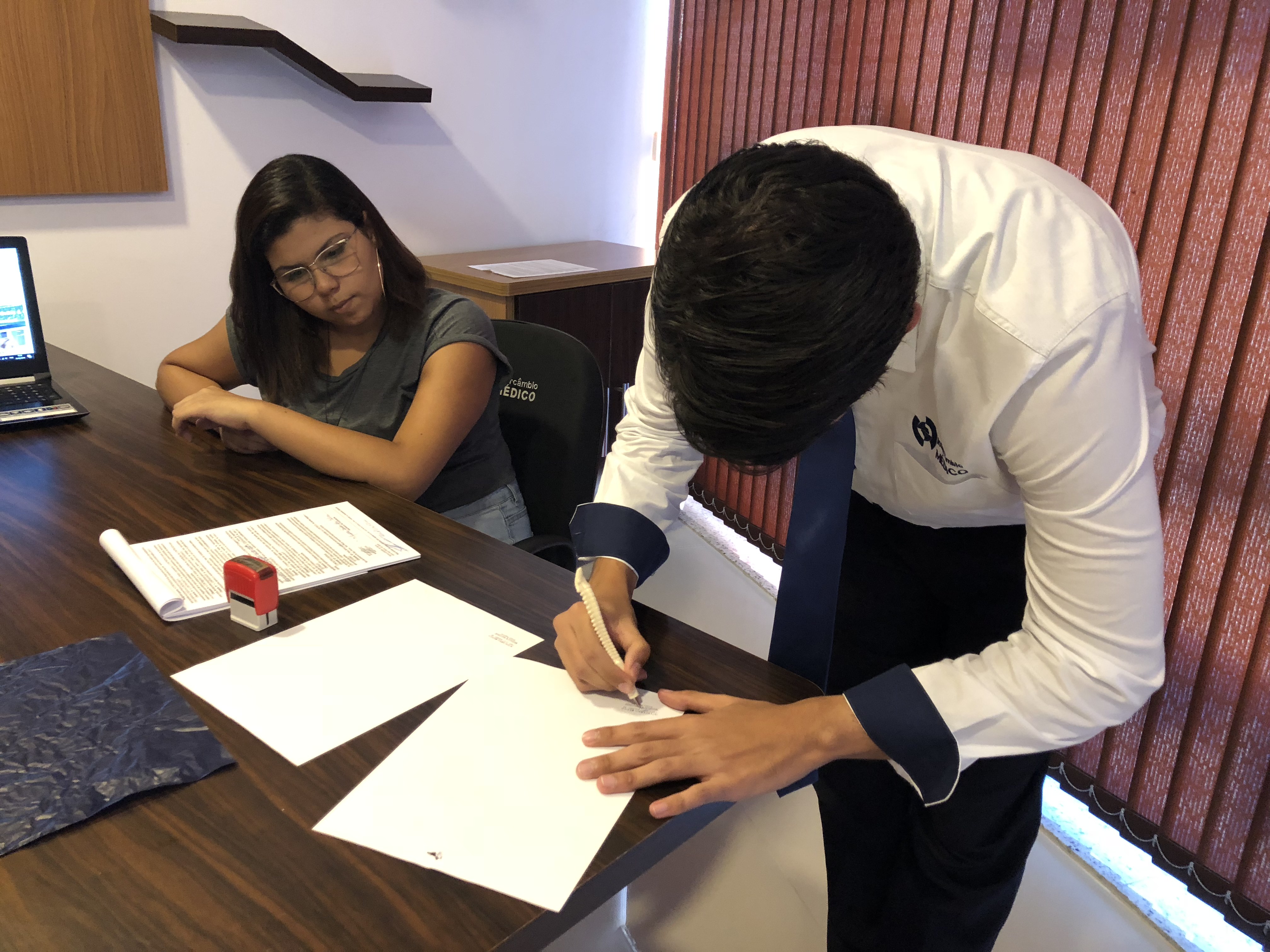 Assessor assinando o contrato.