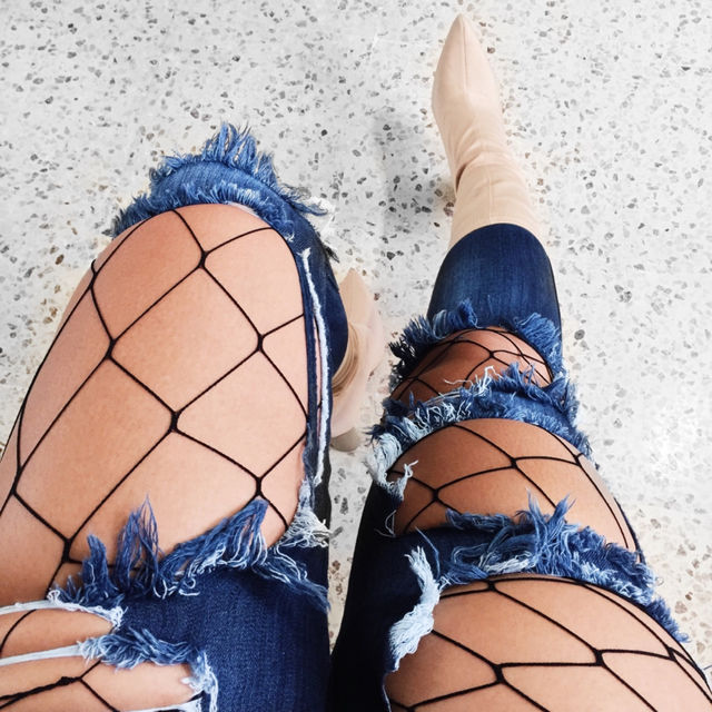 FISHNETS & RIPPED JEANS