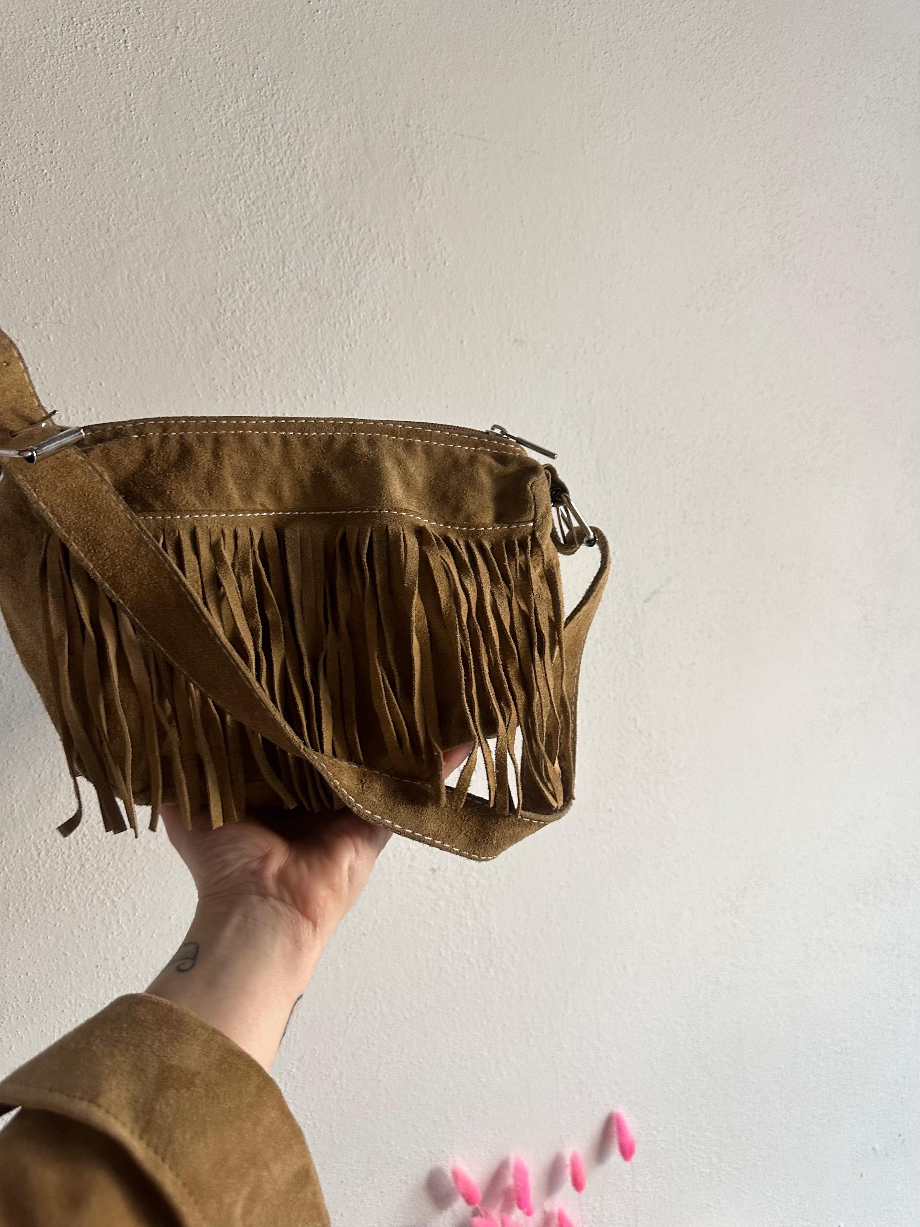 Suede baguette con frange