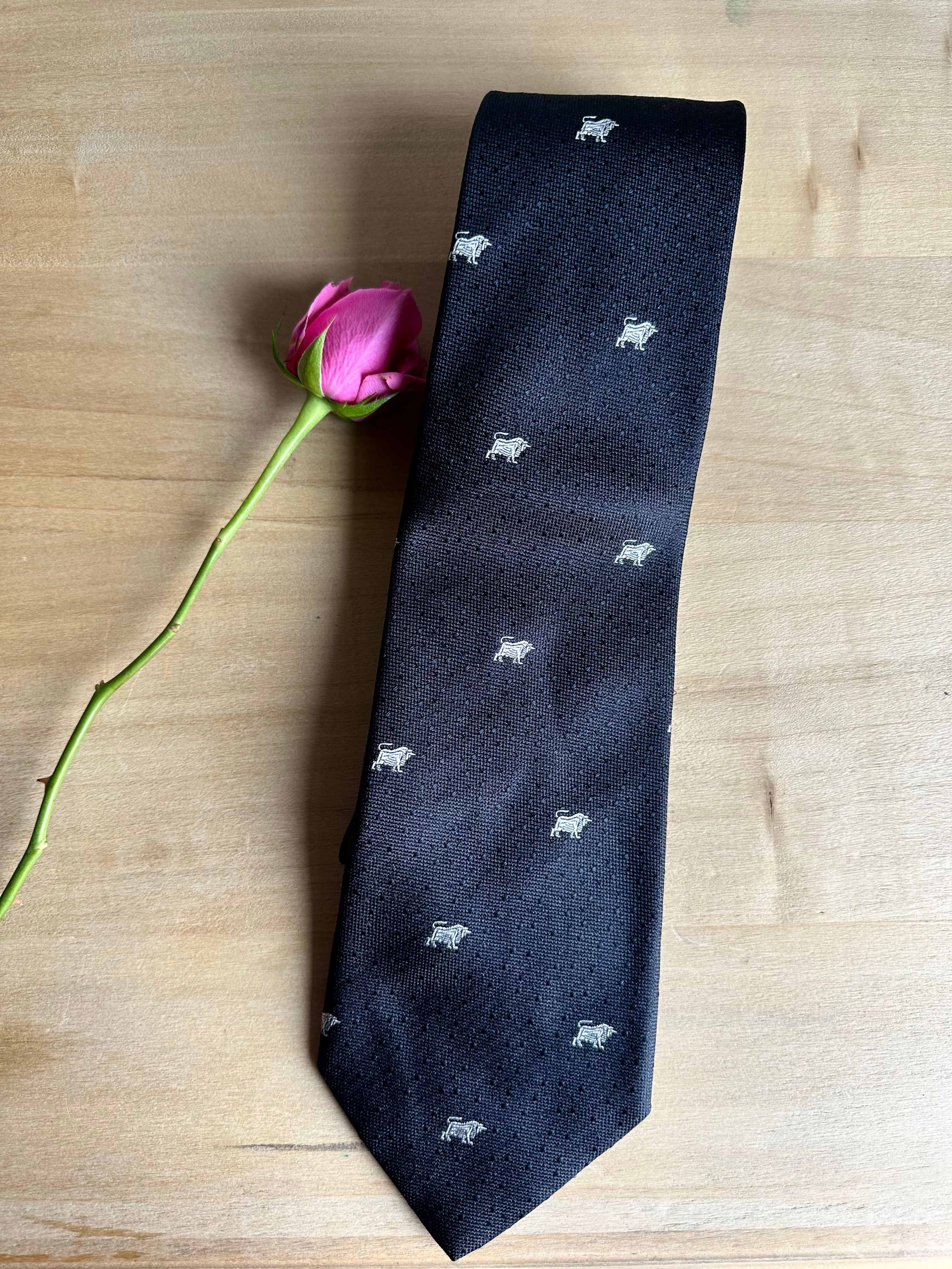 Silk necktie