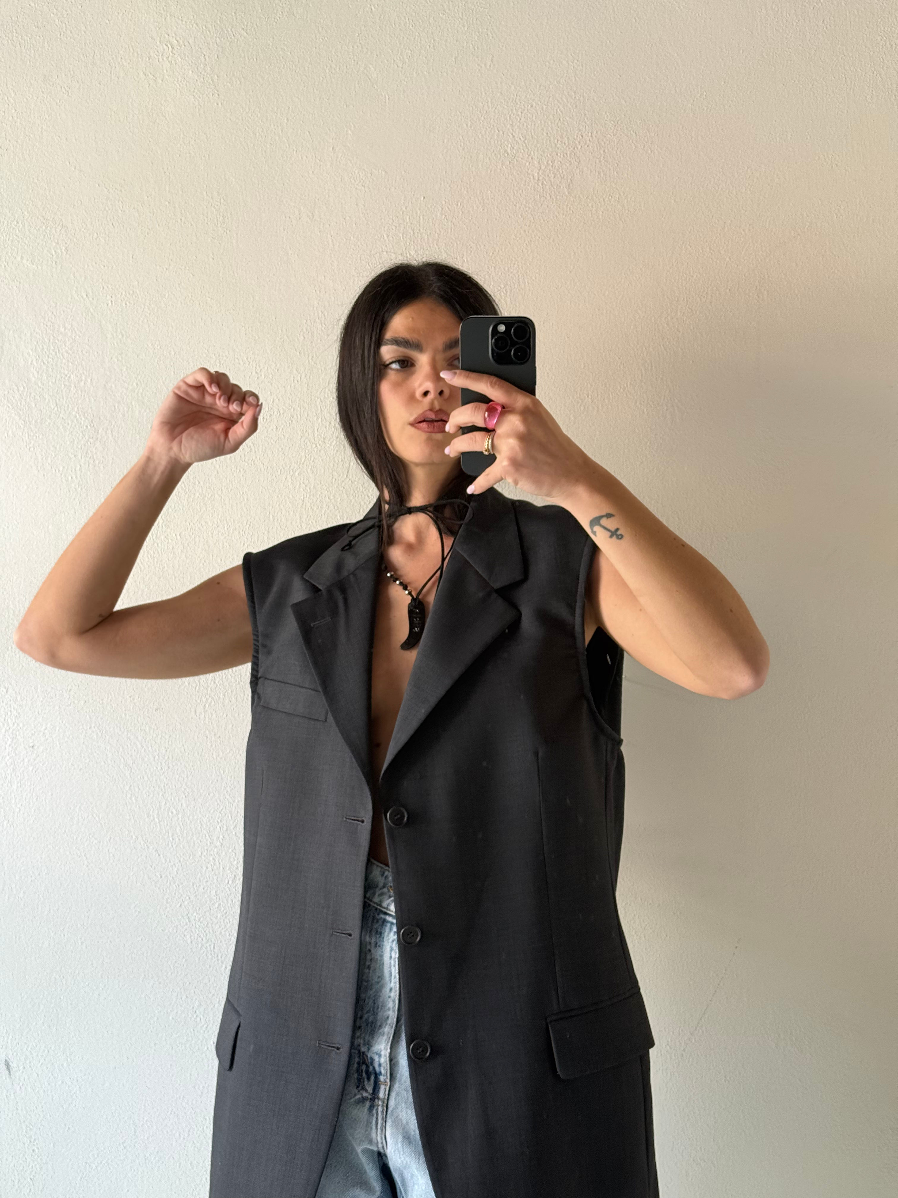 Dark grey sleeveless flakes bazer
