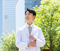 白衣姿の男性が空を見上げる真剣な表情の写真。自身の目指す姿や内面の決意を表す